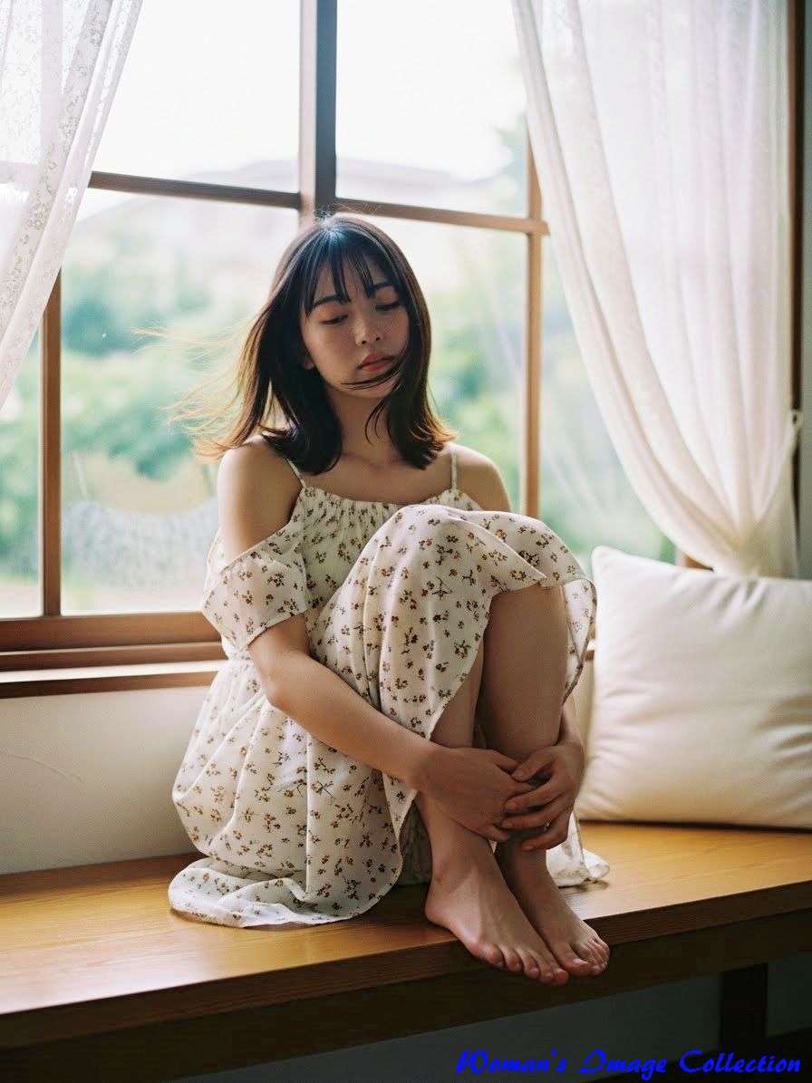 木製ベンチに座り、窓からの光の中で視線を落とす日本人女性 ＋ ビンテージフィルムスタイル