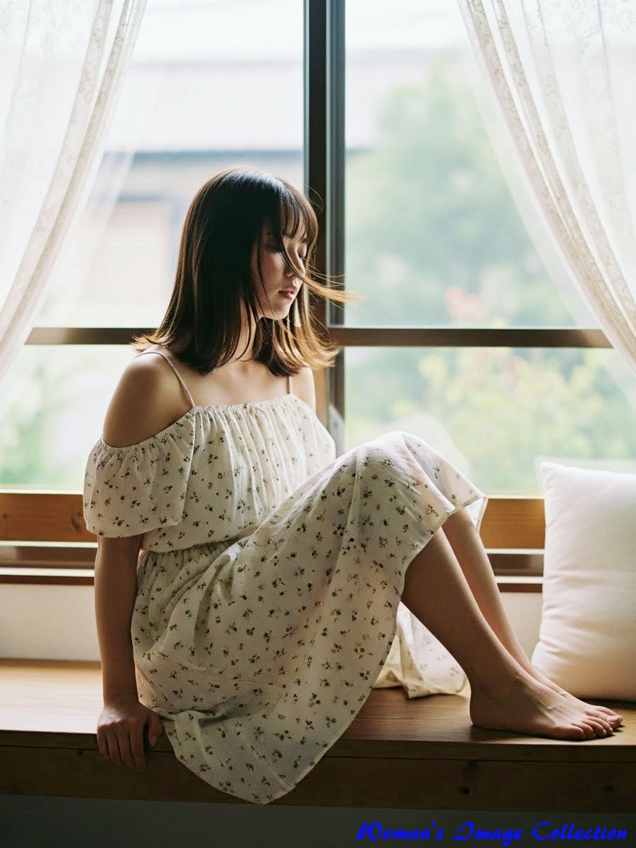 窓際で裸足でくつろぐ花柄ドレスの女性、光の当たり方や視線の角度が異なるバリエーション。４