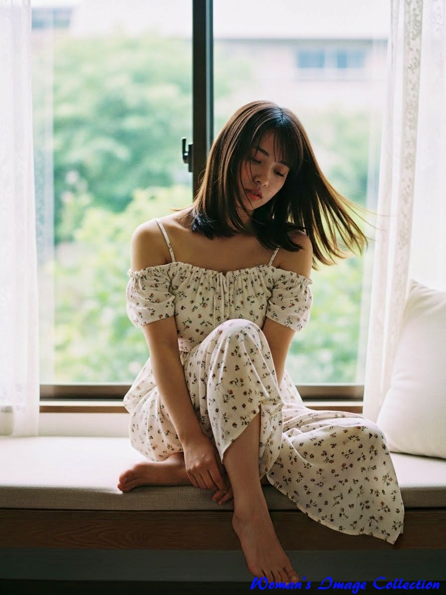 窓際で裸足でくつろぐ花柄ドレスの女性、光の当たり方や視線の角度が異なるバリエーション。５