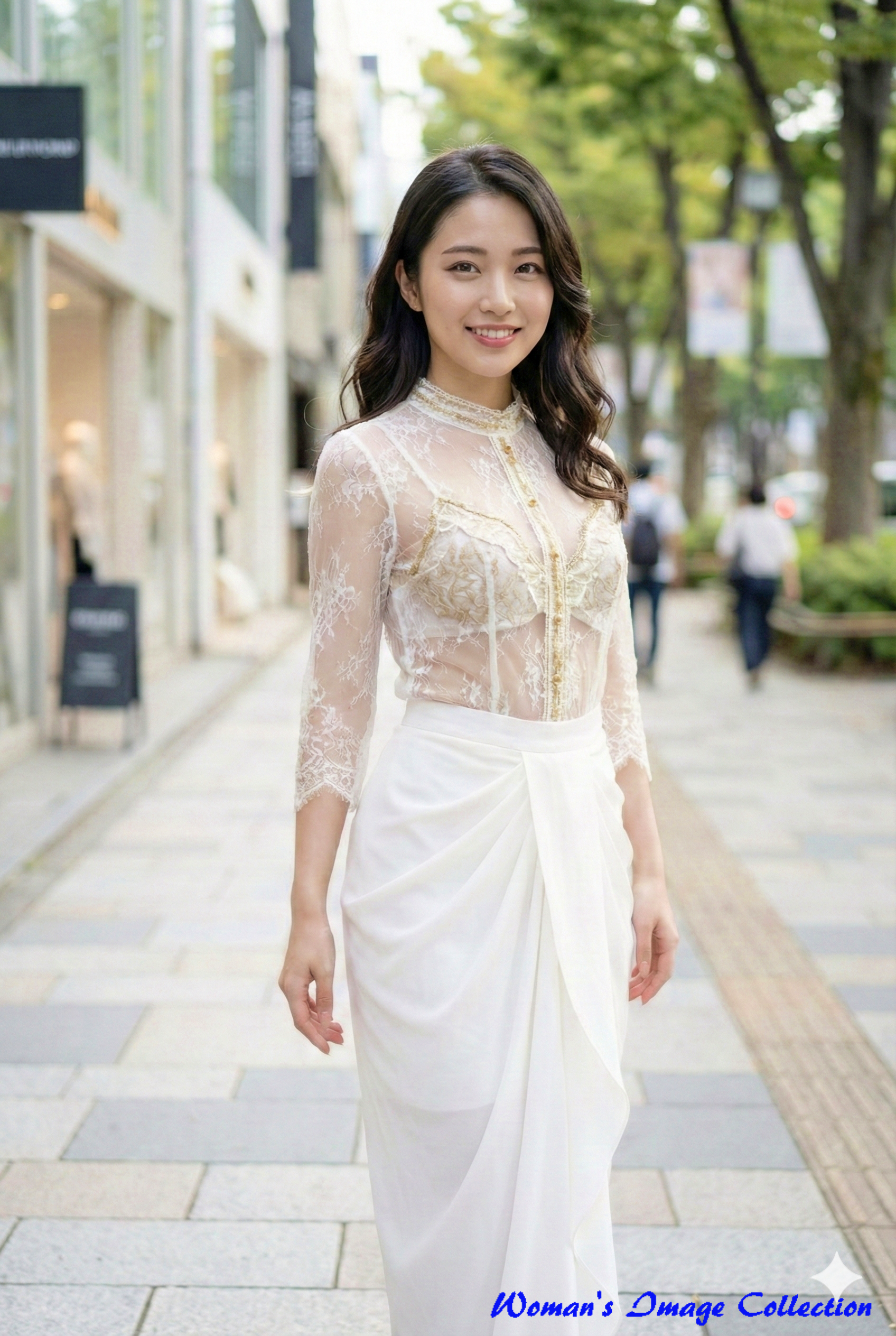 白いレースブラウスとロングスカートを着用して街角で微笑む日本人女性