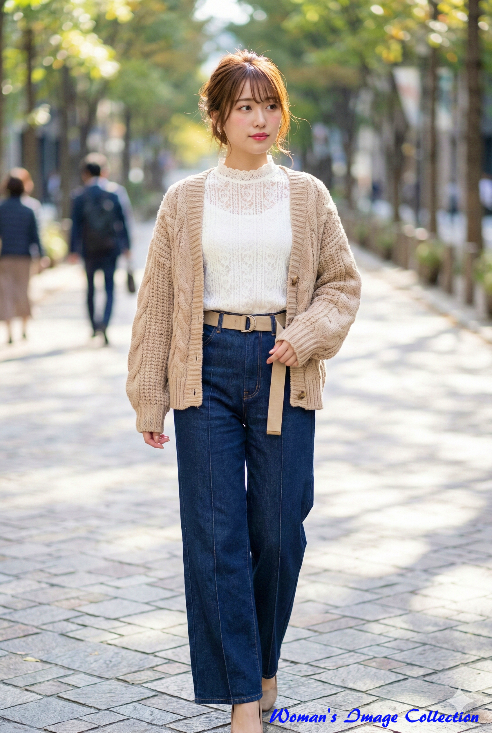 トレンドのセージグリーンのフレアパンツを履き、都会の街角を軽やかに歩く女性の画像。歩く動作による服の揺れと、逆光気味の光がエモい空気感を演出し、クリーン・アースカラーの透明感を引き出している。