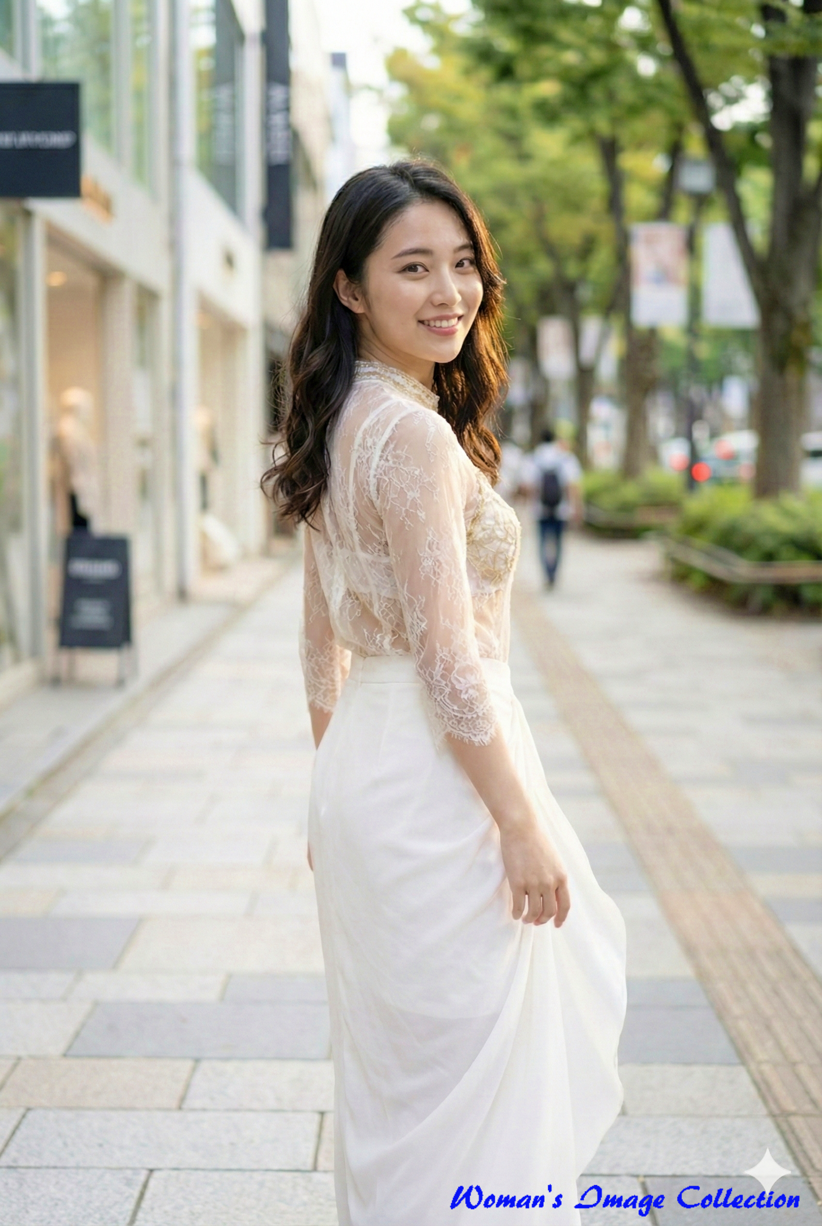 街中で後ろを振り返るレースブラウス姿の女性