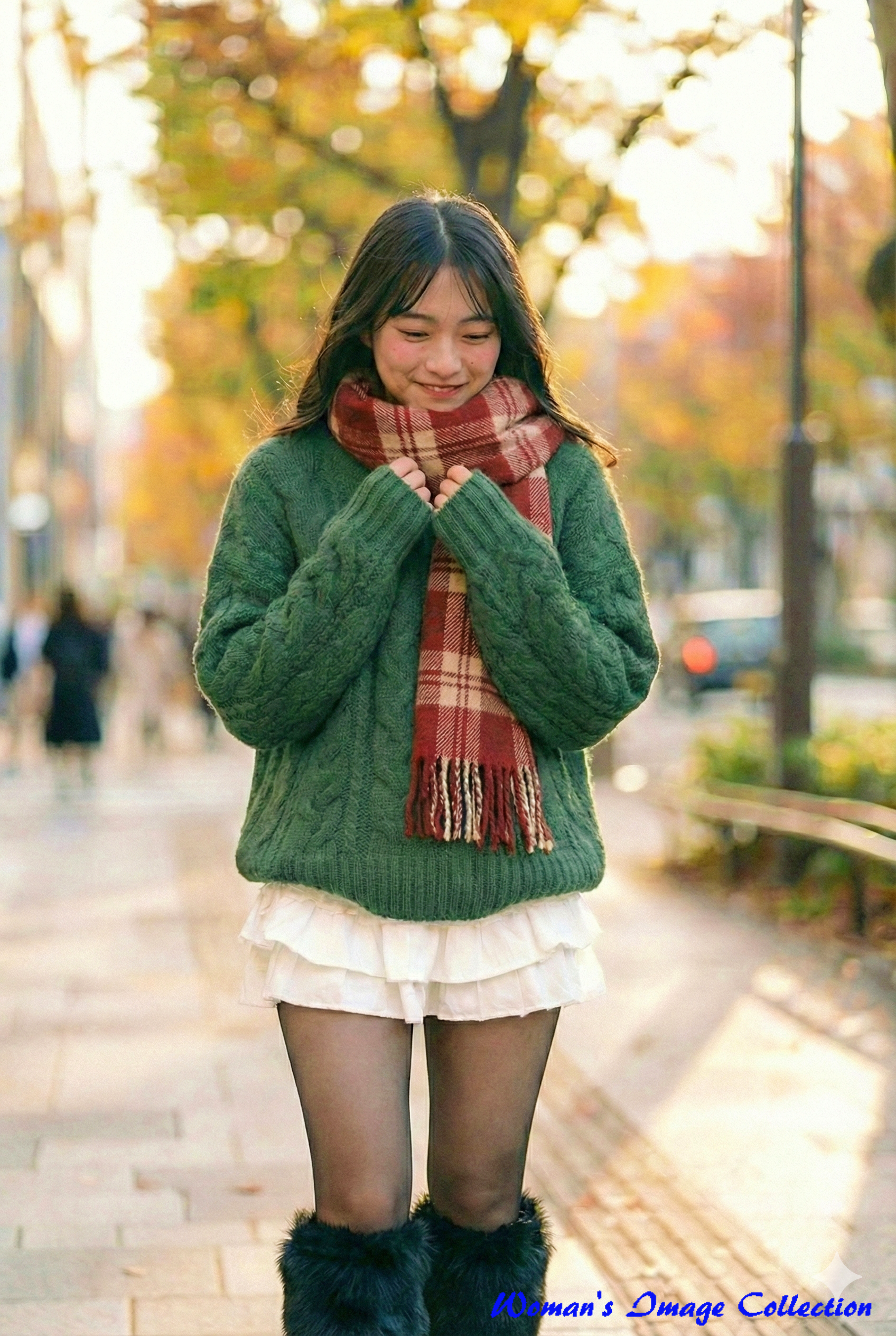 石畳の歩道とはにかむ表情の女性