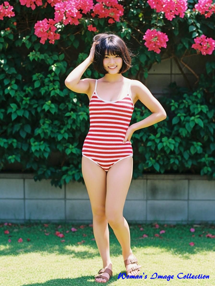 ニット素材の水着を着た女性（ワンピース風）