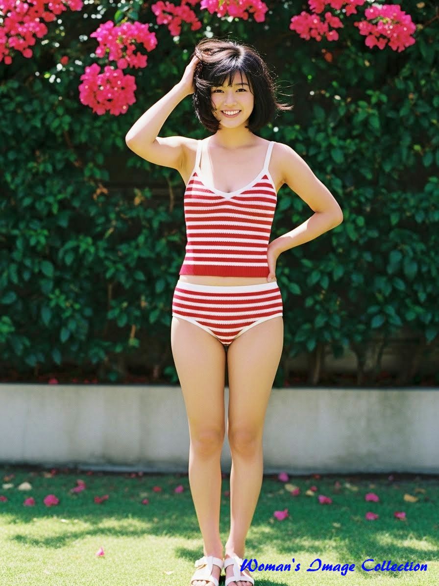 赤と白のボーダー柄キャミソールを着た女性