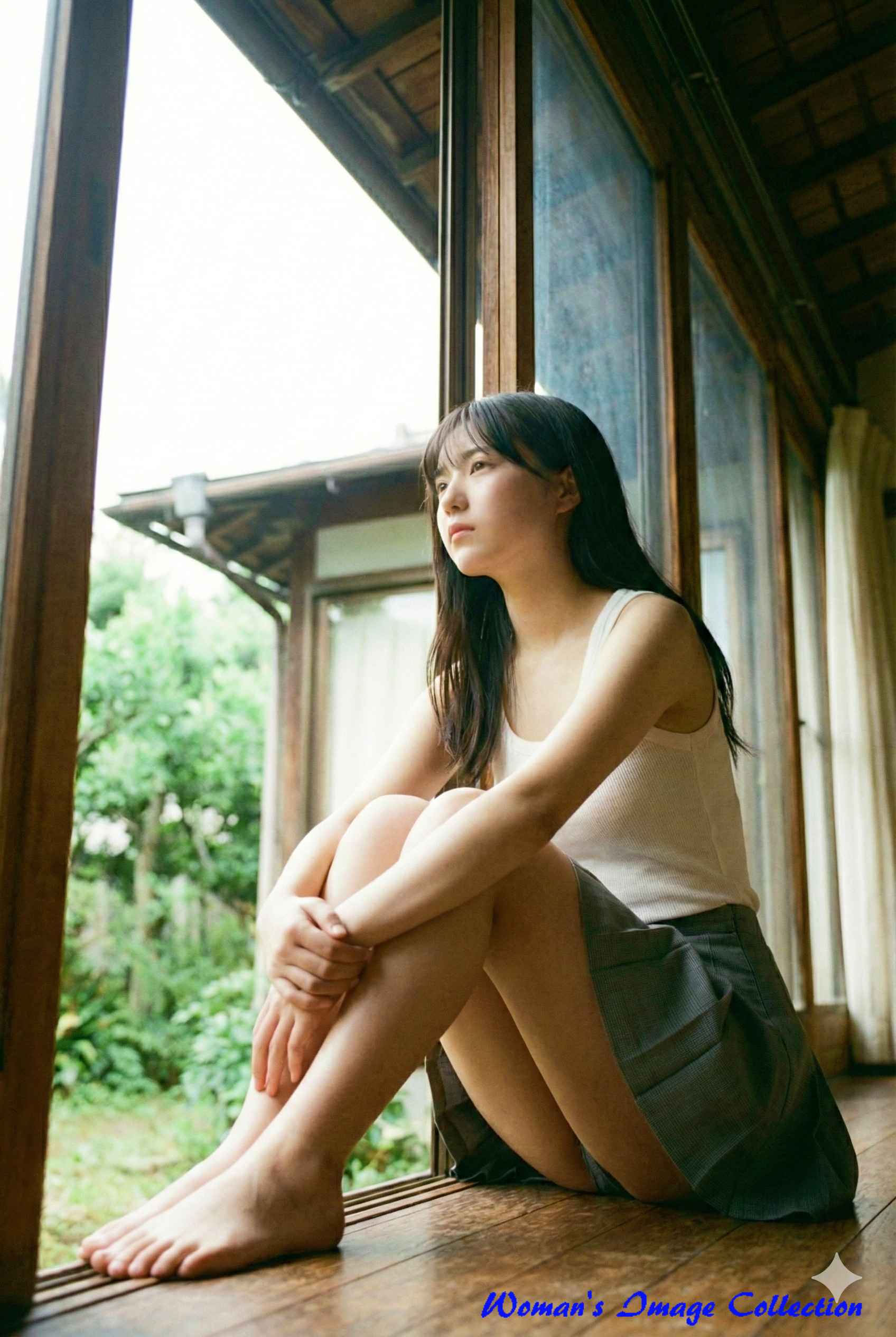 縁側で膝を抱えて座る女性の横顔。逆光に照らされた髪と切ない表情。