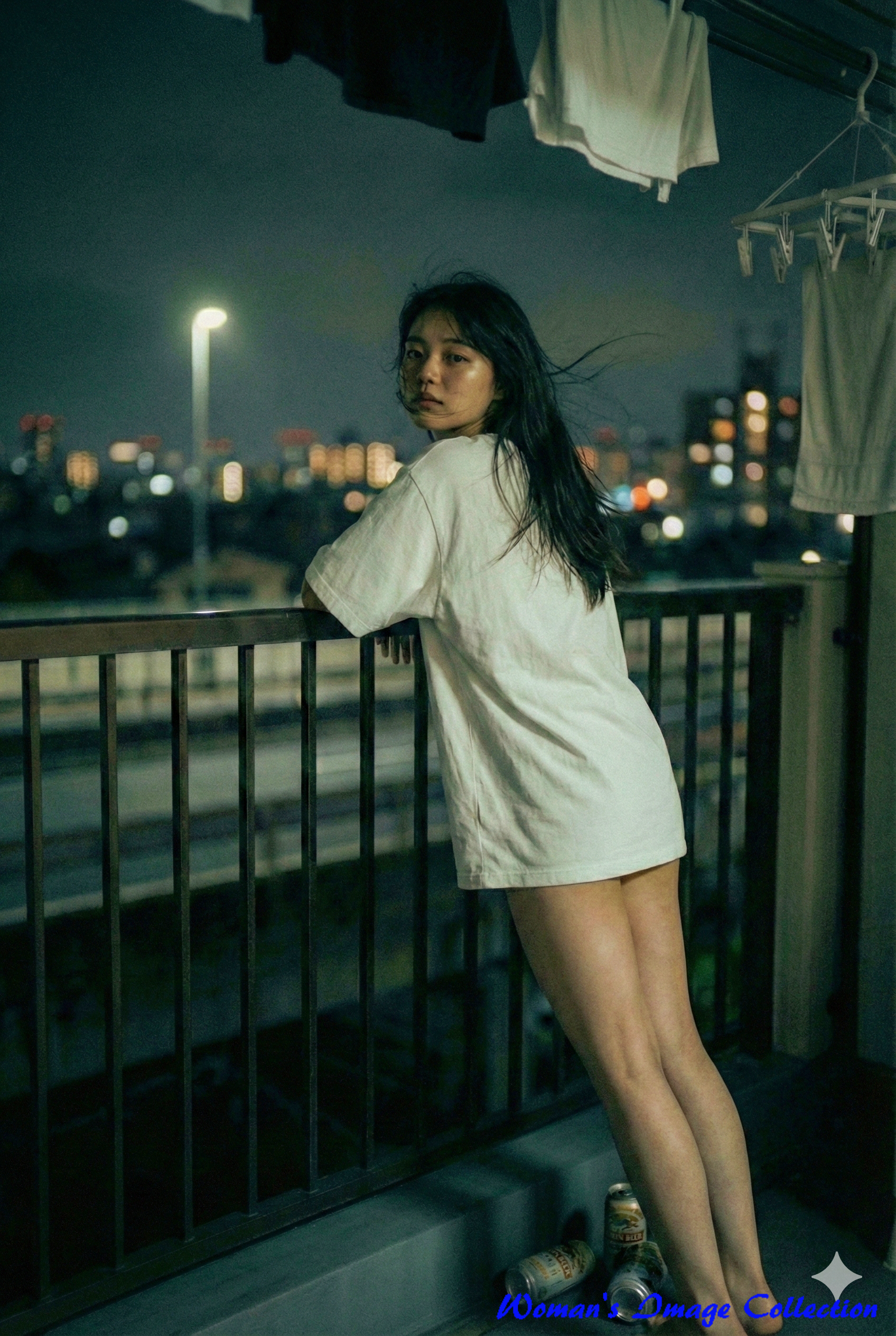 垂直方向のポートレート構図で、夜景を背景に静かに佇む女性。髪と脚に柔らかな光が当たっている。