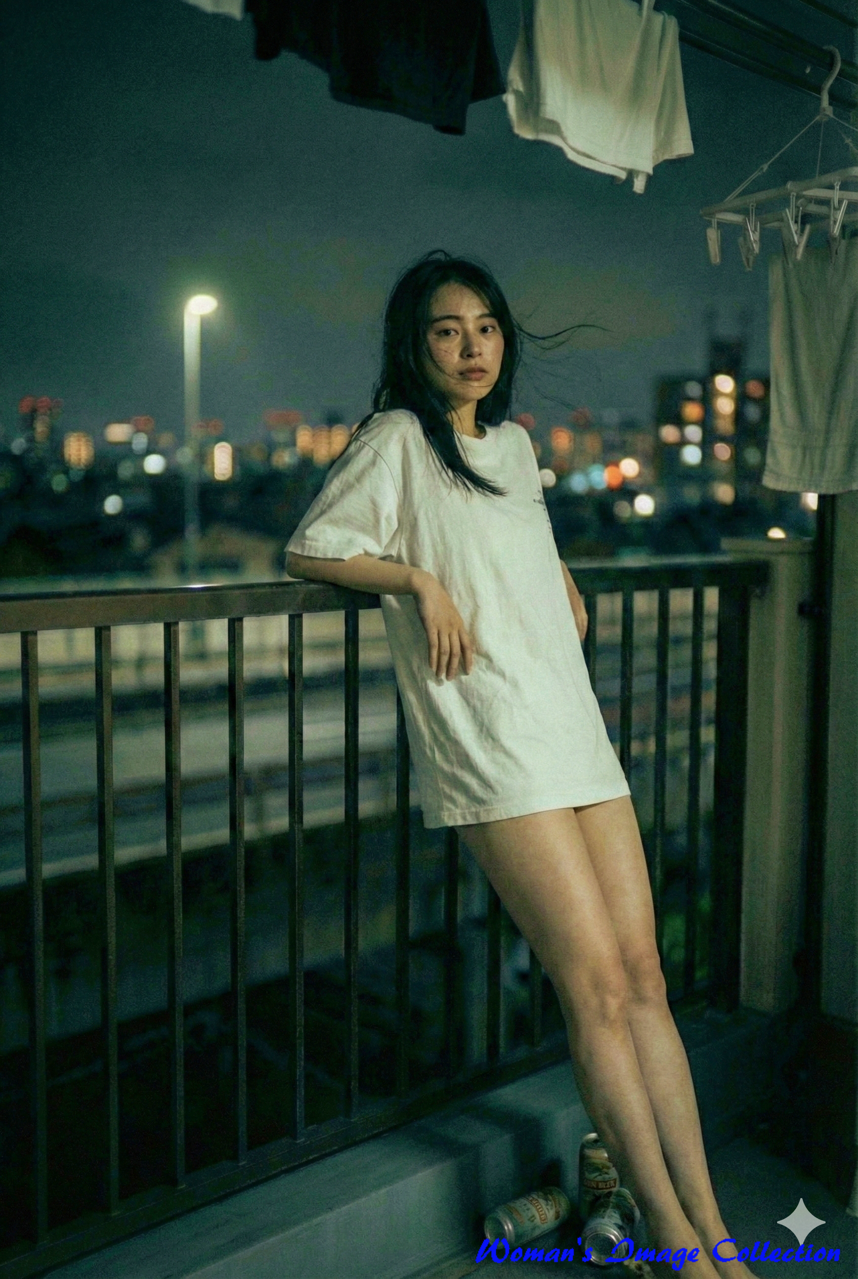 フィルムカメラのような質感で捉えられた、夜の静寂を感じさせるバルコニーのワンシーン。