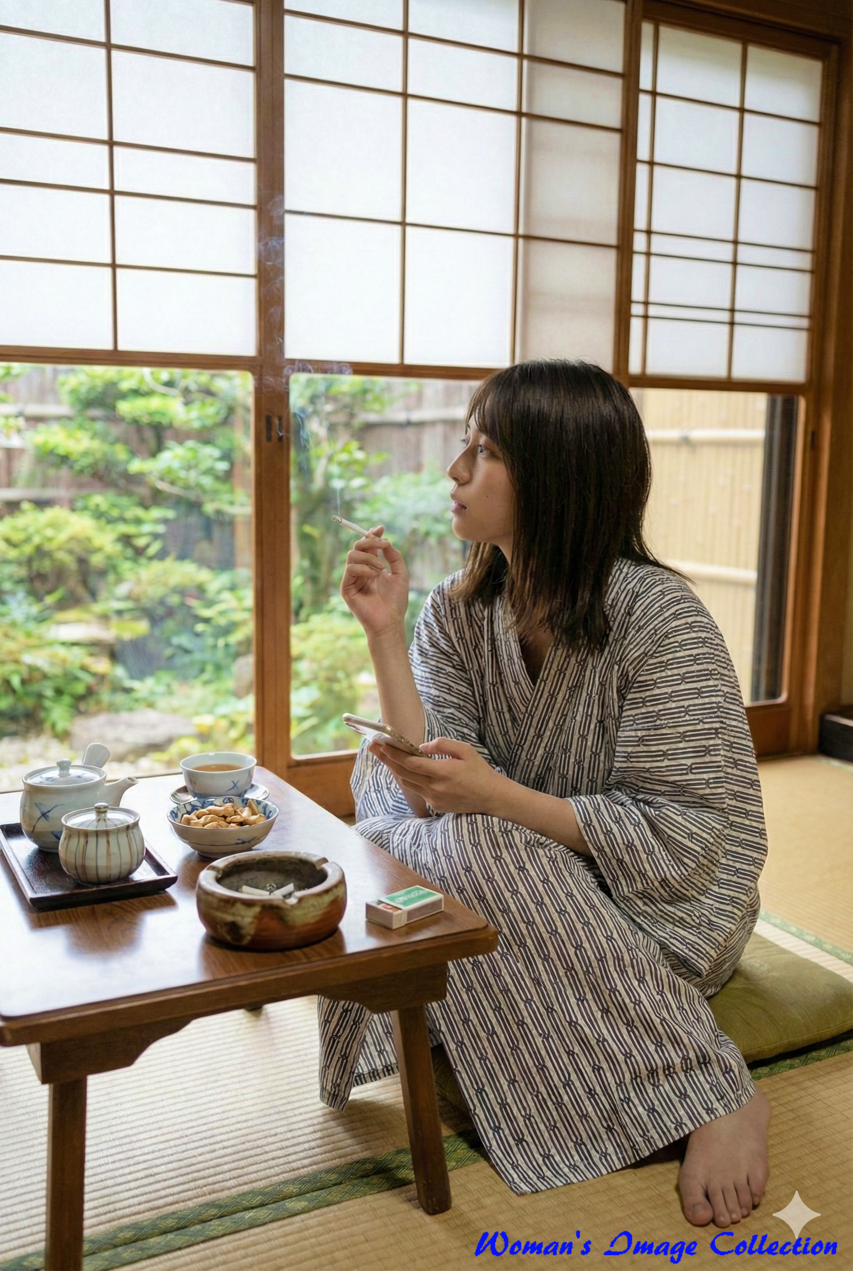 ちゃぶ台にお茶セットが置かれた和室でくつろぐ、浴衣姿の女性の横顔