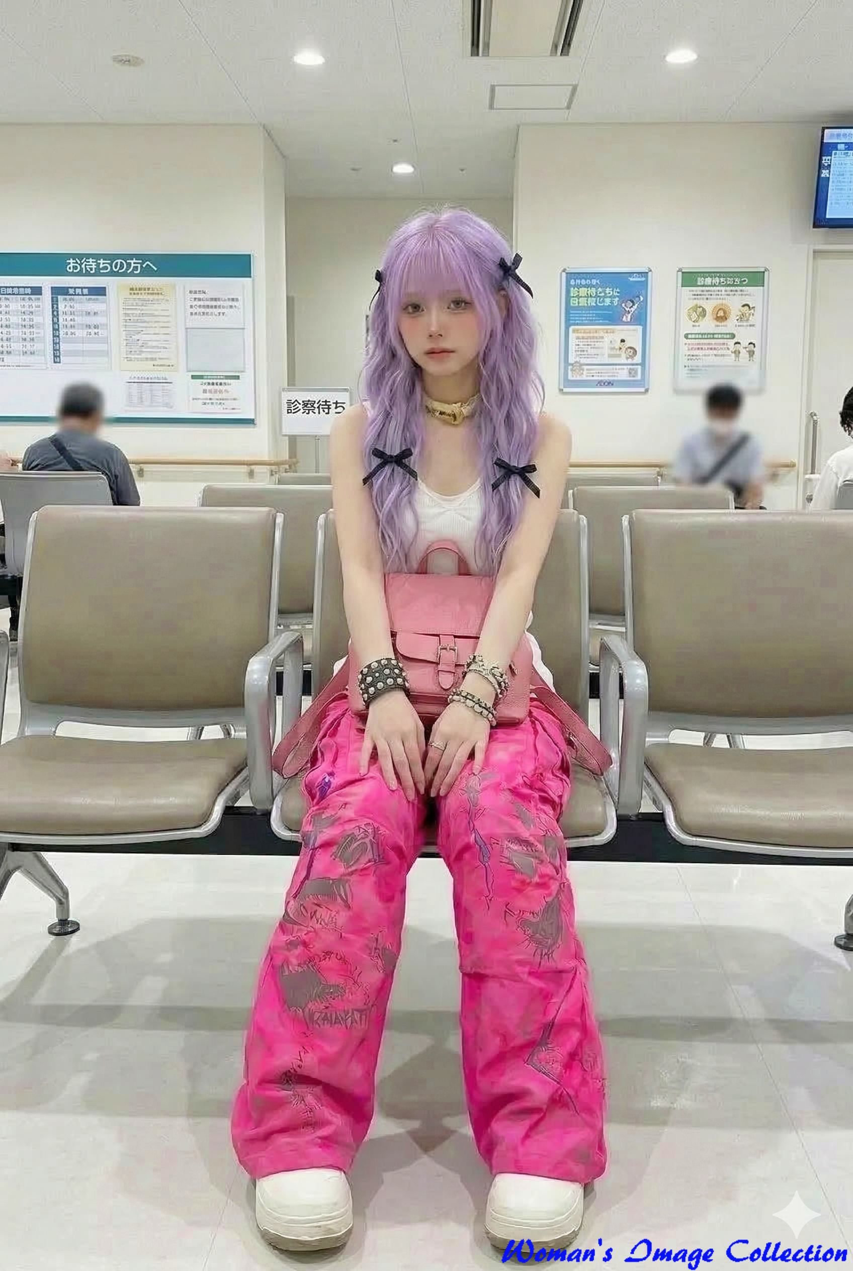 病院の待合室風のベンチに座る紫髪でピンクの服を着た女性の画像