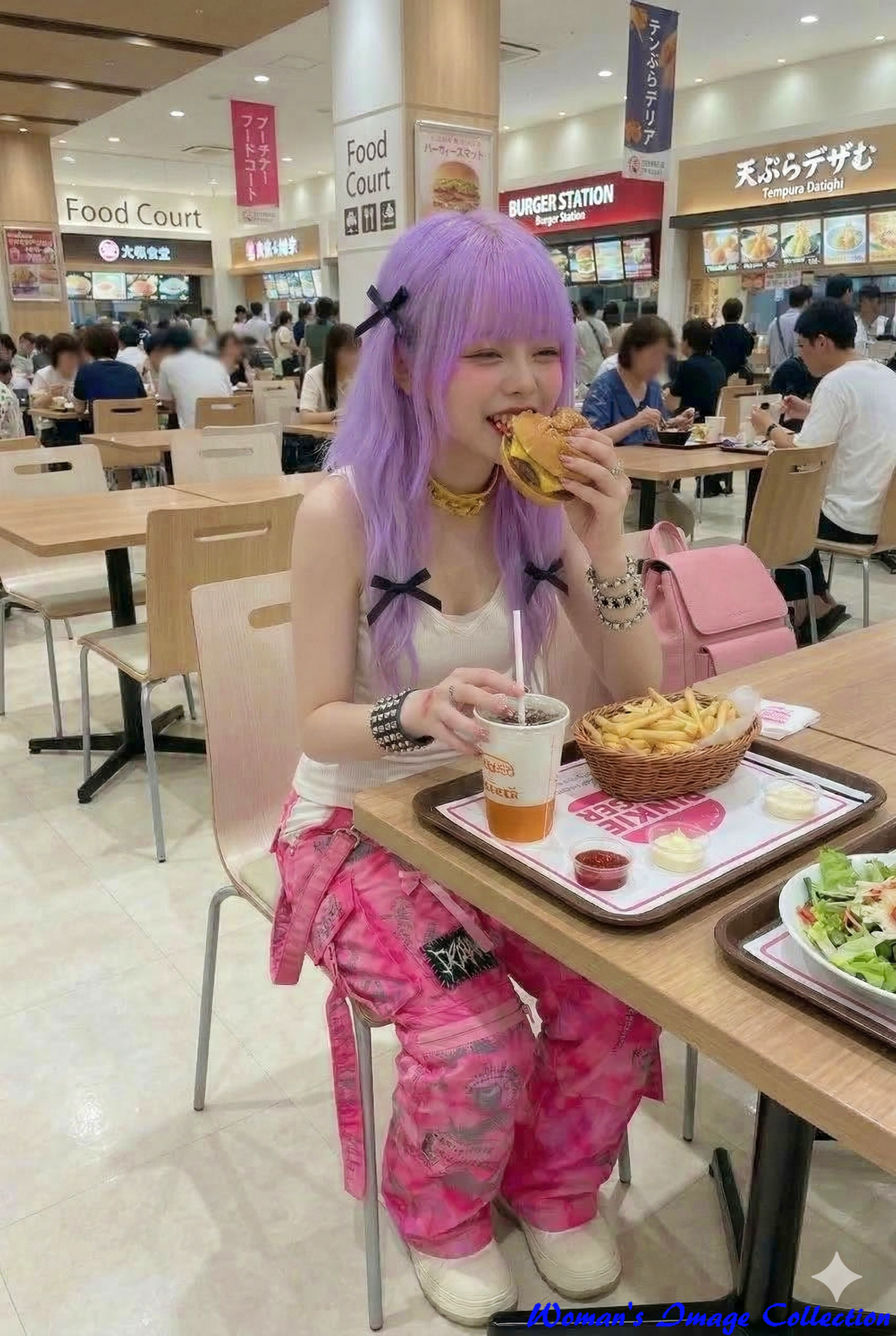 フードコートでハンバーガーを食べる紫髪の女性の引きの画像